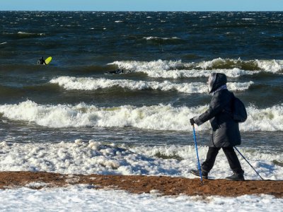 Des surfeurs dans les eaux glacées du golfe de Finlande dans le village de Lipovo près de Saint-Petersbourg le 17 février 2019 - Olga MALTSEVA [AFP]