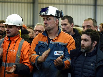 Des ouvriers de l'acierie Ascoval à Saint-Saulve (près de Valenciennes) le 19 décembre 2018 lors de l'annonce de la reprise par Altifort - FRANCOIS LO PRESTI [AFP]