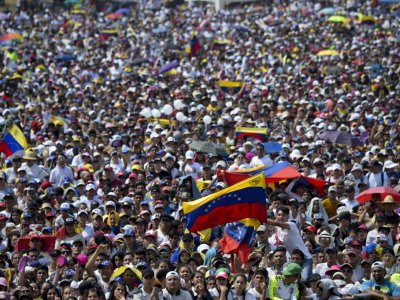 Des milliers de spectateurs attendent le début du concert "Venezuela Aid Live" concert, à Cucuta, en Colombie le 22 février 2019 - RAUL ARBOLEDA [AFP]