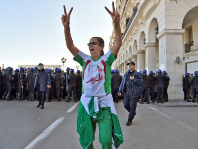 Une Algérienne manifeste contre un 5e mandat brigué par le président Bouteflika, le 22 février 2019 à Alger - RYAD KRAMDI [AFP]