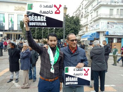 Des manifestants algériens réclament le départ du président Abdelaziz Bouteflika, qui brigue un 5e mandat, à Alger, le 22 février 2019 - STRINGER [AFP]