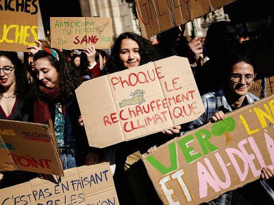 Des étudiants manifestent pour l'environnement et le climat à Paris, le 22 férvier 2019 - Lionel BONAVENTURE [AFP]