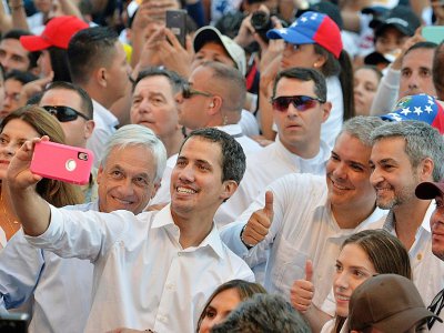 L'opposant vénézuélien Juan Guaido prend un selfie avec son épouse Fabiana Rosales et les présidents du Chili, de Colombie et du Paraguay, le 22 février 2019 à Cucuta, en Colombie - Luis ROBAYO [AFP]