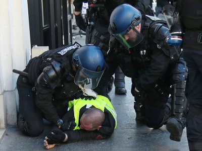 Un Gilet jaune interpellé par les gendarmes à Paris le 23 février 2019 - Zakaria ABDELKAFI [AFP]