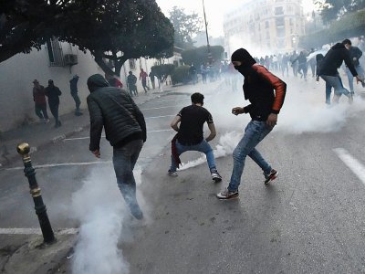 Des manifestants face à des tirs de lacrymogène à Alger, le 22 février 2019 - RYAD KRAMDI [AFP]