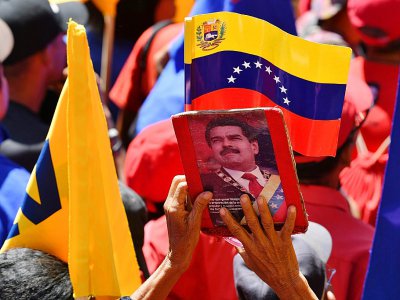 Des partisans du président vénézuelien Nicolas Maduro défilent à Caracas le 23 février 2019. - Yuri CORTEZ [AFP]