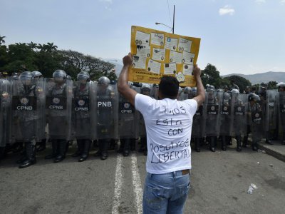 Heurts entre forces de l'ordre et manifestants sur le pont Simon Bolivar à Cucuta (Colombie) le 23 février 2019 - Luis ROBAYO [AFP]