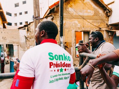 Un partisan du candidat à la présidentielle au Sénégal Ousmane Sonko fait du porte-à-porte à Dakar, le 20 février 2019 - Carmen Abd Ali [AFP]