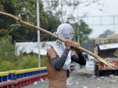Un manifestant lors d'affrontements à la frontière entre le Venezuela et la Colombie,  le 24 février 2019 à Urena (Venezuela) - RAUL ARBOLEDA [AFP]