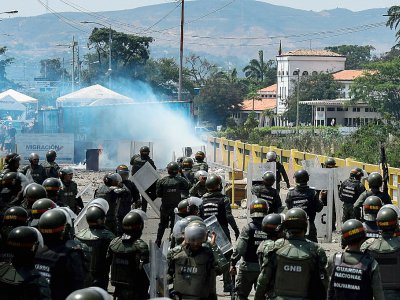 Des membres des forces armées vénézuéliennes affrontent des manifestants sur le pont Simon Bolivar à la frontière colombo-vénézuélienne, le 24 février 2019 à San Antonio del Tachira (Venezuela) - Federico Parra [AFP]