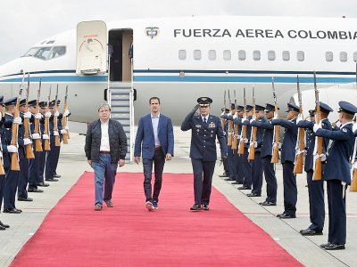 Juan Guaido (au centre) aux côtés du ministre colombien des Affaires étrangères Carlos Holmes Trujillo à Bogota, le 24 février 2019 - EFRAIN HERRERA [COLOMBIAN PRESIDENCY/AFP]