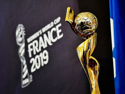 Trophée de la Coupe du monde féminine de football lors de la présentation de l'épreuve en conférence de presse, le 12 octobre 2017 à Lyon - JEFF PACHOUD [AFP/Archives]