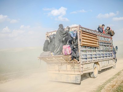 Un camion transporte des personnes ayant fui le village de Baghouz, dernier réduit du groupe jihadiste Etat islamique dans l'est de la Syrie, le 22 février 2019 - Bulent KILIC [AFP/Archives]