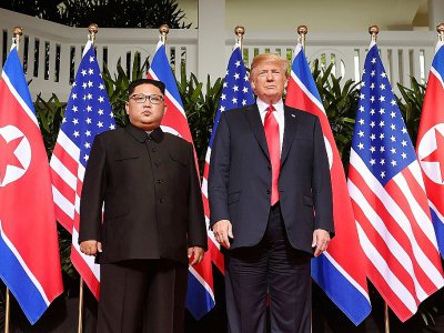 Donald Trump et Kim Jong Un lors de leur première rencontre, le 12 juin 2018 à Singapour - SAUL LOEB [AFP/Archives]