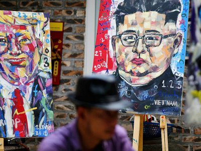 Le peintre vietnamien Tran Lam Binh travaille sur des portraits de Trump et Kim dans un café à Hanoï le 20 février 2019 - Manan VATSYAYANA [AFP]