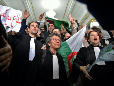 Des avocats algériens manifestent le 25 février 2019 dans un tribunal d'Alger contre la candidature du président Bouteflika à un 5e mandat - RYAD KRAMDI [AFP]