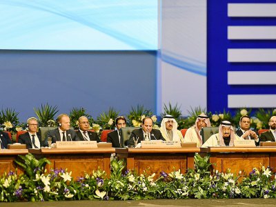 Donald Tusk (g), le président égyptien Abdel Fattah al-Sissi (c) et le roi Salman d'Arabie saoudite (d) assistent au sommet UE-Ligue arabe à Charm el-Cheikh (est de l'Egypte), le 25 février 2019 - MOHAMED EL-SHAHED [AFP]