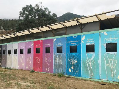 Des conteneurs de recyclage, le 30 janvier 2019 à San Juan Bautista, sur l'île Robinson Crusoël, dans l'archipel chilien Juan Fernandez - Ana FERNANDEZ [AFP]