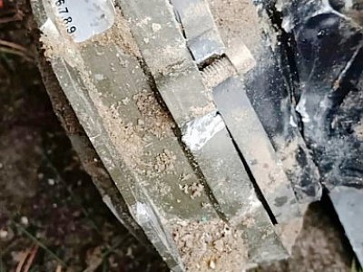 Photo transmise par les autorités pakistanaises le 26 février 2019 d'une pièce de métal tordu trouvée après une frappe de l'armée de l'air indienne à Balakot - HANDOUT [ISPR/AFP]