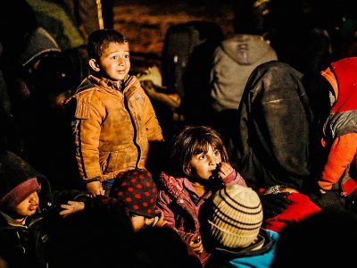 Des enfants évacués de la dernière poche tenue par l'Etat islamique (EI) à Baghouz (est de la Syrie), le 25 février 2019 - Delil SOULEIMAN [AFP]