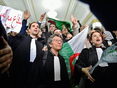 Des avocats manifestent contre la candidature à un 5e mandat du président algérien Abdelaziz Bouteflika le 25 février 2019 dans un tribunal d'Alger - RYAD KRAMDI [AFP]