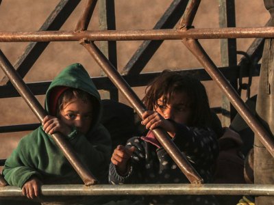 Des enfants fuient à bord d'un camion le dernier réduit du groupe Etat islamique à Baghouz (est de la Syrie), le 25 février 2019 - Delil SOULEIMAN [AFP/Archives]