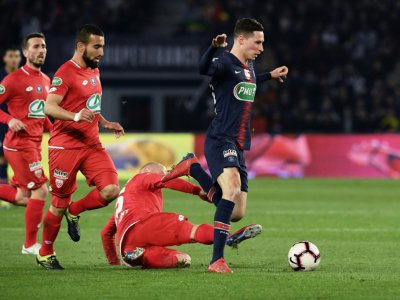 Le milieu de terrain du PSG Julian Draxler (d) lors de la qualification en demi finale de la Coupe de France le 26 février 2019 - Philippe LOPEZ [AFP]