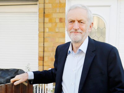 Le leader du Parti travailliste Jeremy Corby devant son domicile, le 26 février 2019 à Londres - Tolga AKMEN [AFP]
