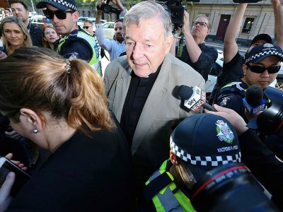 Le cardinal George Pell (au centre) à son arrivée au tribunal, le 27 février 2019 à Melbourne - ASANKA BRENDON RATNAYAKE [AFP]