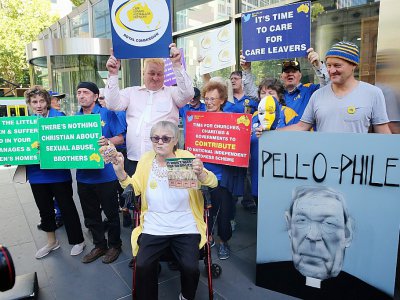 Des manifestants protestent contre le cardinal George Pell à proximité du tribunal de Melbourne, le 27 février 2019 - ASANKA BRENDON RATNAYAKE [AFP]