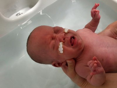 Photo non datée du bébé qui pesait 268 grammes à sa naissances, divulguée par l'Hôpital universitaire Keio de Tokyo le 27 février 2019 - Handout [Keio University Hospital/AFP]