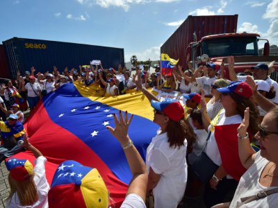 Des partisans de l'opposant Juan Guaido dans l'île des Caraïbes de Curazao, manifestent pour l'envoi au Venezuela d'aide humanitaire, le 23 février 2019 - Luis ACOSTA [AFP/Archives]