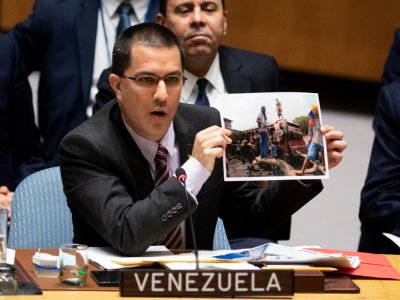 Le ministre vénézuélien des Affaires étrangères Jorge Arreaza montre des photos de présumés insurgés, lors d'une réunion du Conseil de sécurité de l'ONU, le 26 février 2019 à New York - Johannes EISELE [AFP]