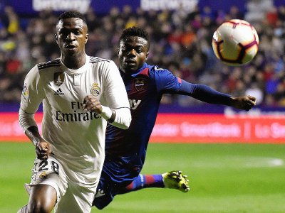 L'attaquant du Real Madrid, Vinicius Junior (g), lors du match de Liga face à Levante, à Valence, le 24 février 2019 - JOSE JORDAN [AFP/Archives]