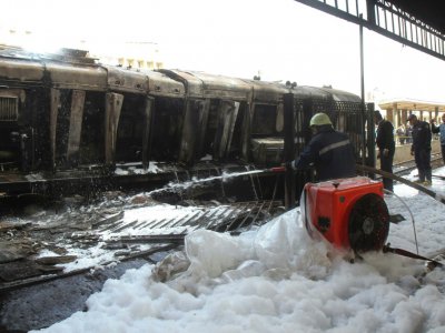 Un pompier dans la gare du Caire après un accident de train ayant provoqué un incendie et fait au moins 20 morts le 27 février 2019 - STRINGER [AFP]