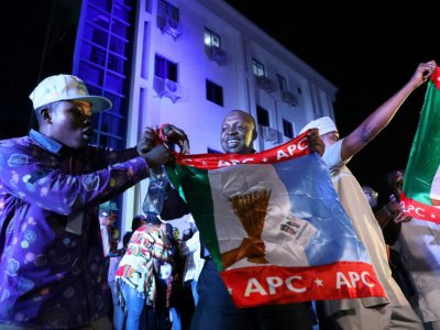 Des partisans du président nigérian Muhammadu Buhari célèbrent sa réélection dans les rues d'Abuja le 26 février 2019. - KOLA SULAIMON [AFP]