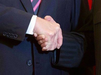 Poignée de main entre Donald Trump et Kim Jong un à Hanoï - Saul LOEB [AFP]