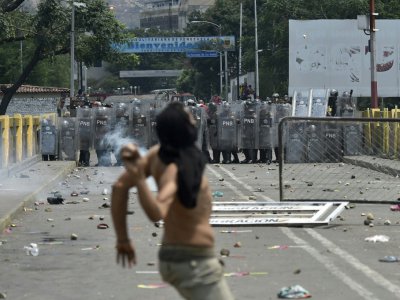 Heurts entre manifestants et policiers vénézuéliens sur le pont Simon Bolivar, à Cucuta, en Colombie, le 23 février 2019 - Luis ROBAYO [AFP]