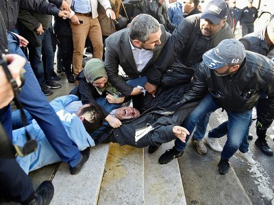 Des policiers en civil tente d'emmener avec eux un manifestant lors d'un rassemblement de journalistes contre la "censure", le 28 février 2019 à Alger - RYAD KRAMDI [AFP]