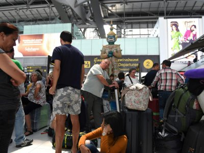 Des voyageurs font la queue dans la zone d'enregistrement, le 28 février 2019 à Bangkok - Lillian SUWANRUMPHA [AFP]