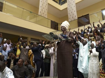 Aminata Touré annonce les résultats de l'élection présidentielle au Sénégal, depuis le quartier général du président Macky Sall à Dakar, le 28 février  2019 - MICHELE CATTANI [AFP]