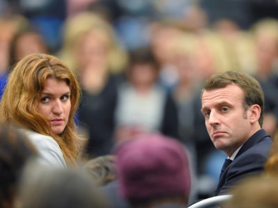Emmanuel Macron et Marlène Schiappa à Pessac en Gironde, le 28 février 2018 - NICOLAS TUCAT [POOL/AFP]