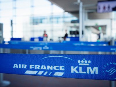 Les logos d'Air France KLM à l'aéroport de Roissy-Charles-de-Gaulle, le 6 août 2018 - JOEL SAGET [AFP/Archives]