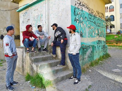 De jeunes Algériens parlent dans un quartier populaire d'Alger, le 28 février 2019 - RYAD KRAMDI [AFP]