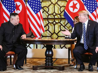 Le président américain Donald Trump (d) et le dirigeant nord-coréen Kim Jong Un (g) au Sofitel Legend Metropole, le 28 février 2019 à Hanoï - Saul LOEB [AFP]