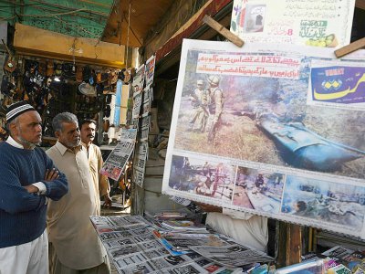 Des Pakistanais regardent les journaux sur les tensions avec l'Inde, le 28 février 2019 à Karachi - ASIF HASSAN [AFP]
