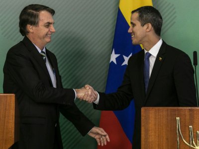 L'opposant vénézuélien Juan Guaido (d) et le président brésilien Jair Bolsonaro, le 28 février 2019 à Brasilia - Sergio LIMA [AFP]