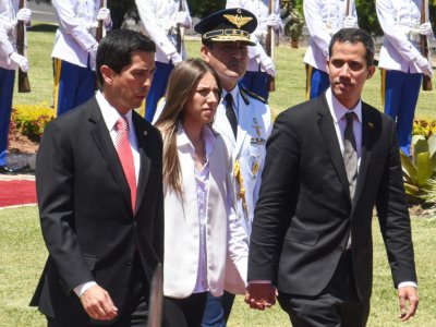 L'opposant vénézuélien Juan Guaido (d) et sa femme Fabiana Rosales arrive au palais présidentiel du Paraguay, le 1er mars 2019 à Asuncion - NORBERTO DUARTE [AFP]