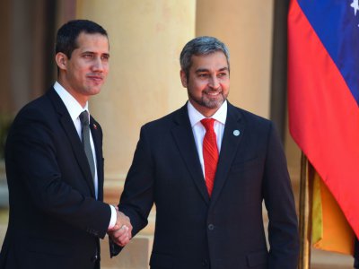 L'opposant vénézuélien Juan Guaido (g) et le président du Paraguay Mario Abdo Benitez, le 1er mars 2019 à Asuncion - NORBERTO DUARTE [AFP]