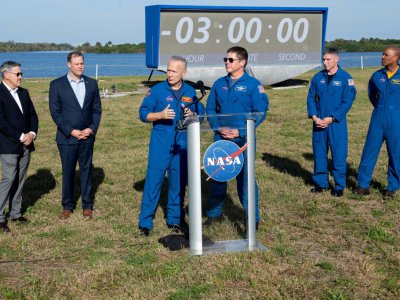Jim Bridenstine avec les astronautes qui voyageront à bord des capsules de SpaceX et Boeing, lorsqu'elles auront été certifiées, le 1er mars 2019 au Centre spatial Kennedy - Jim WATSON [AFP]